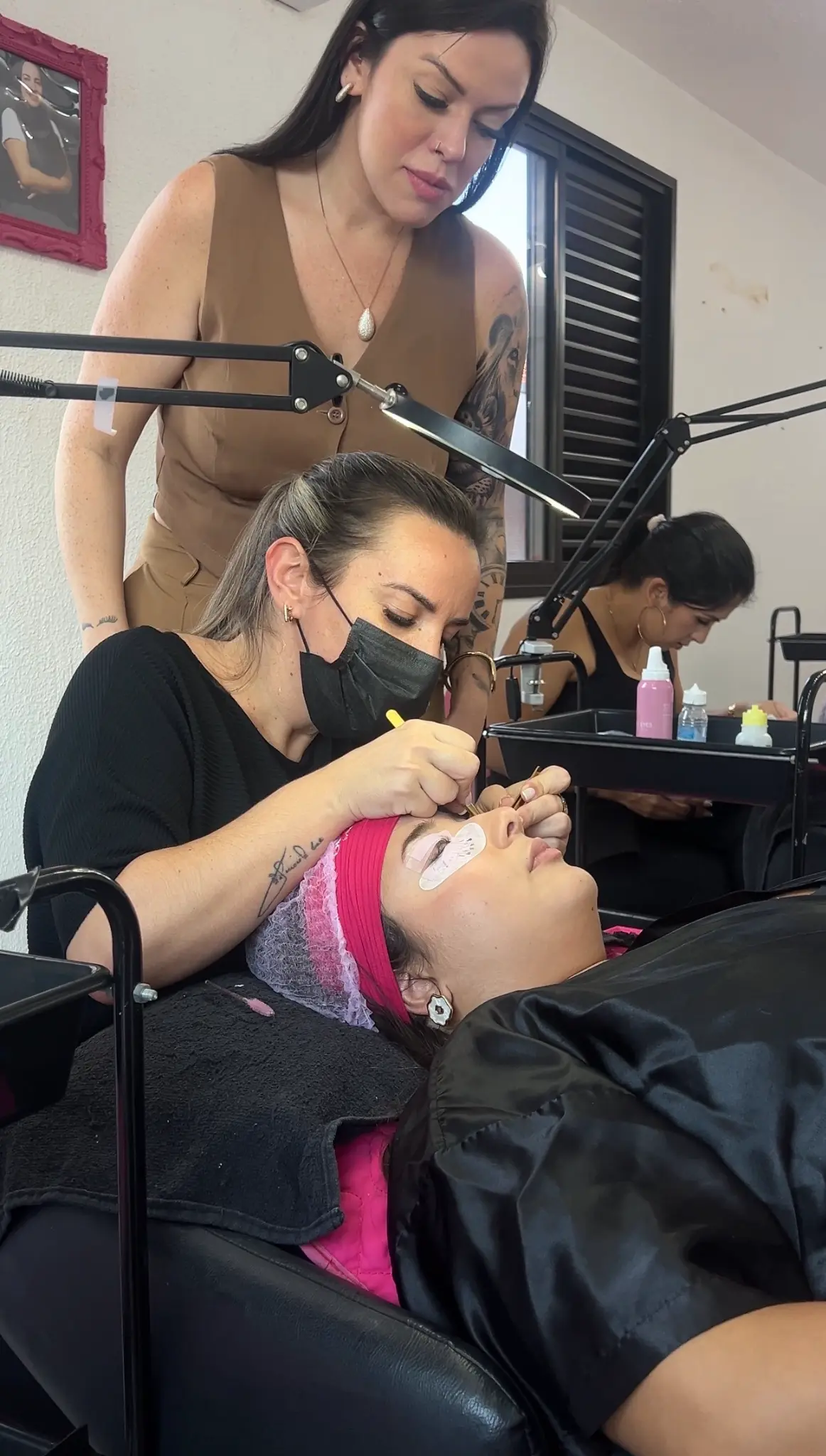 Nay Alexandre ensinando aluna